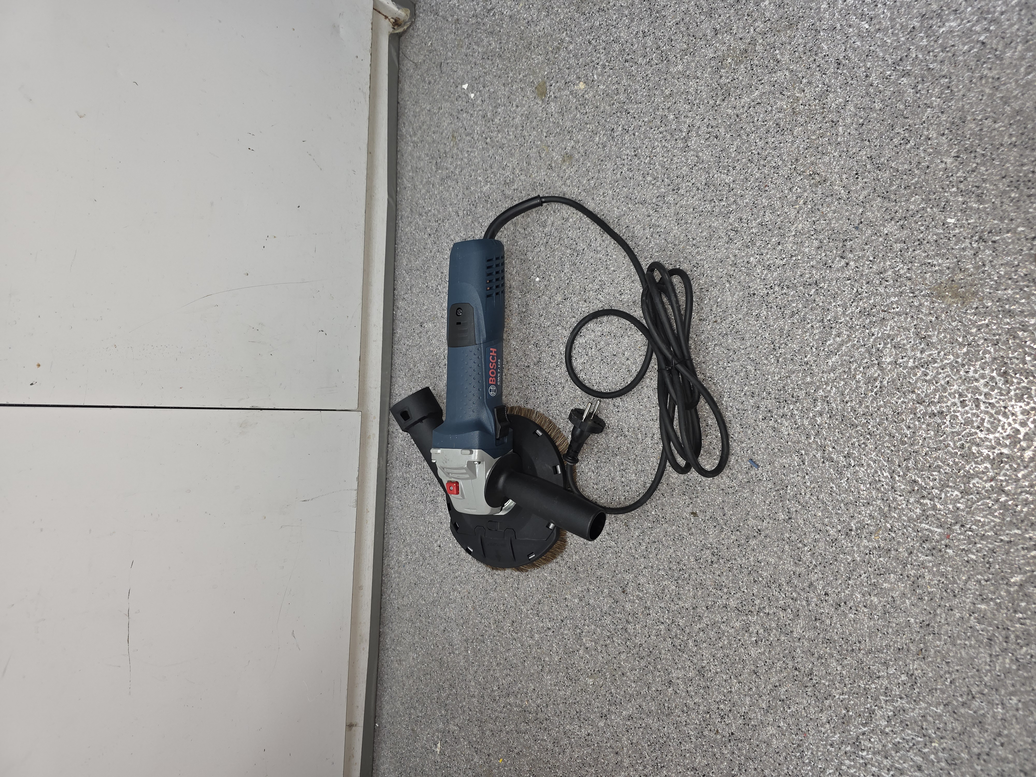 Effektiv betongslipmaskin (bosch 125mm) med dammkåpa uthyres