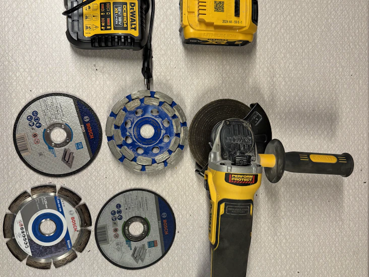 Dewalt dcg405 batteridriven vinkelslip med skivor & batteri