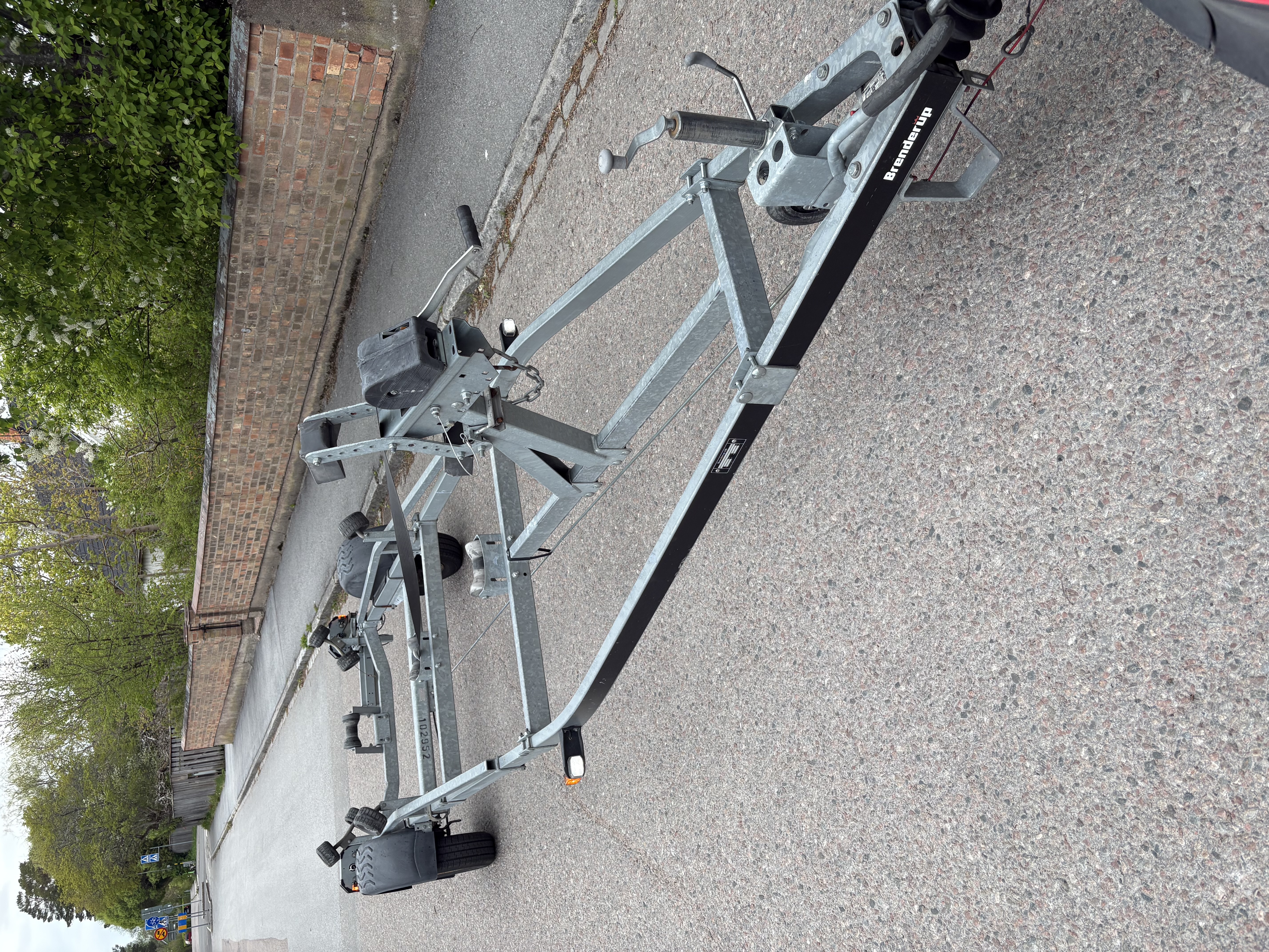 Båttrailer bromsad 80km/h upp till 6m båt (max 950kg)