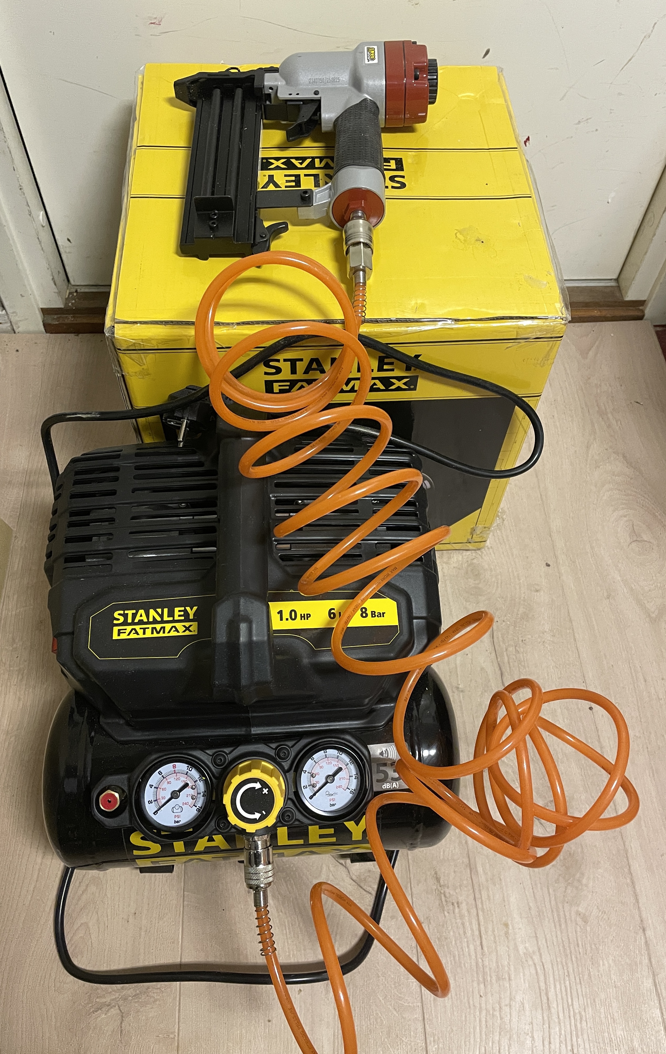 Tyst kompressor med spikpistol