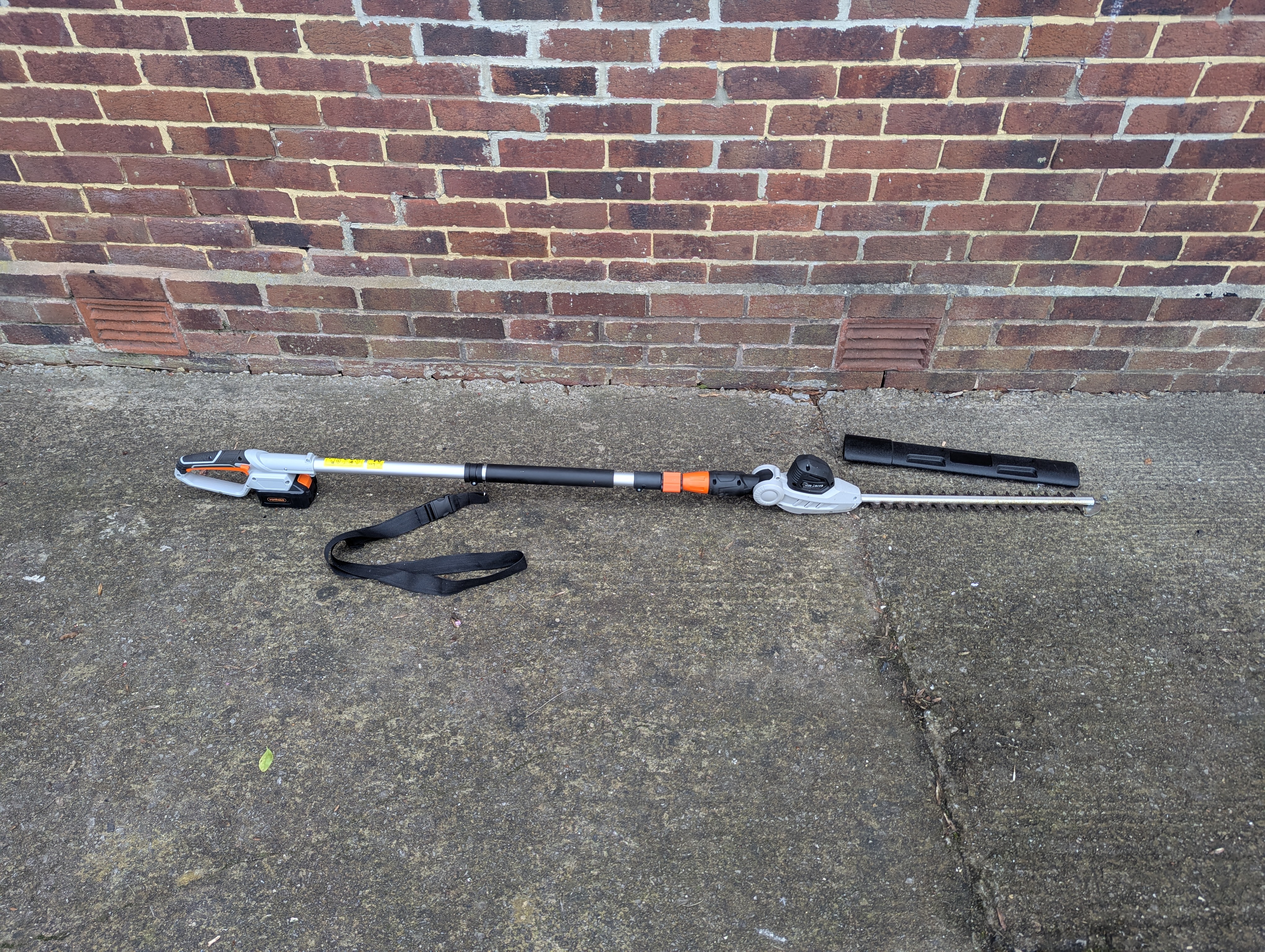 Cordless telescopic pole hedge trimmer
