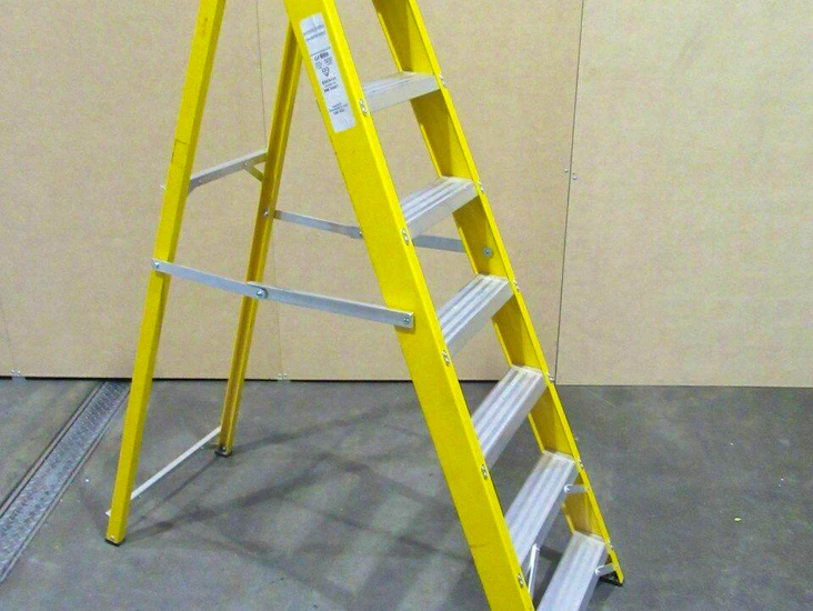 Heavy duty 8 tread stepladder glassfibre by lyte gfbb8 diy