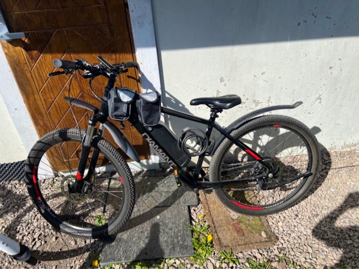 Dbs el-sykkel med brede dekk