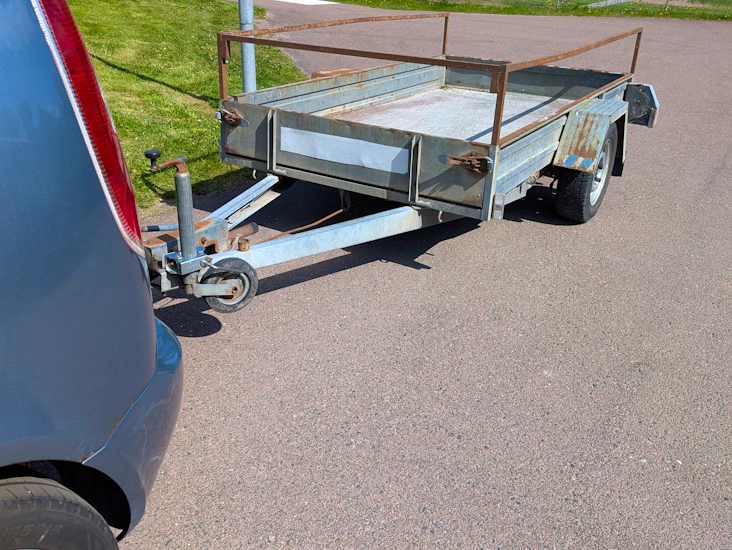 Bromsad öppen släpkärra