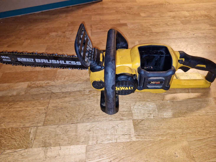 Dewalt verktøy motorsag kjedesag 54v xr flexvolt har en ytelse tilsvarende en bensin-sag.