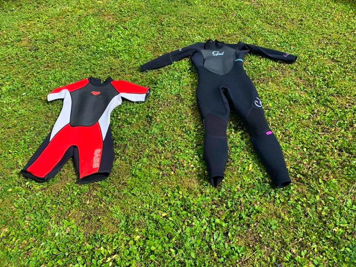 Två st våtdräkter, damstorlekar