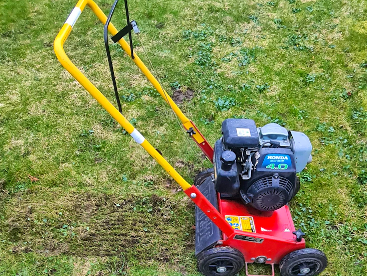 Verikalskärare / mossrivare , effektiv bensindriven