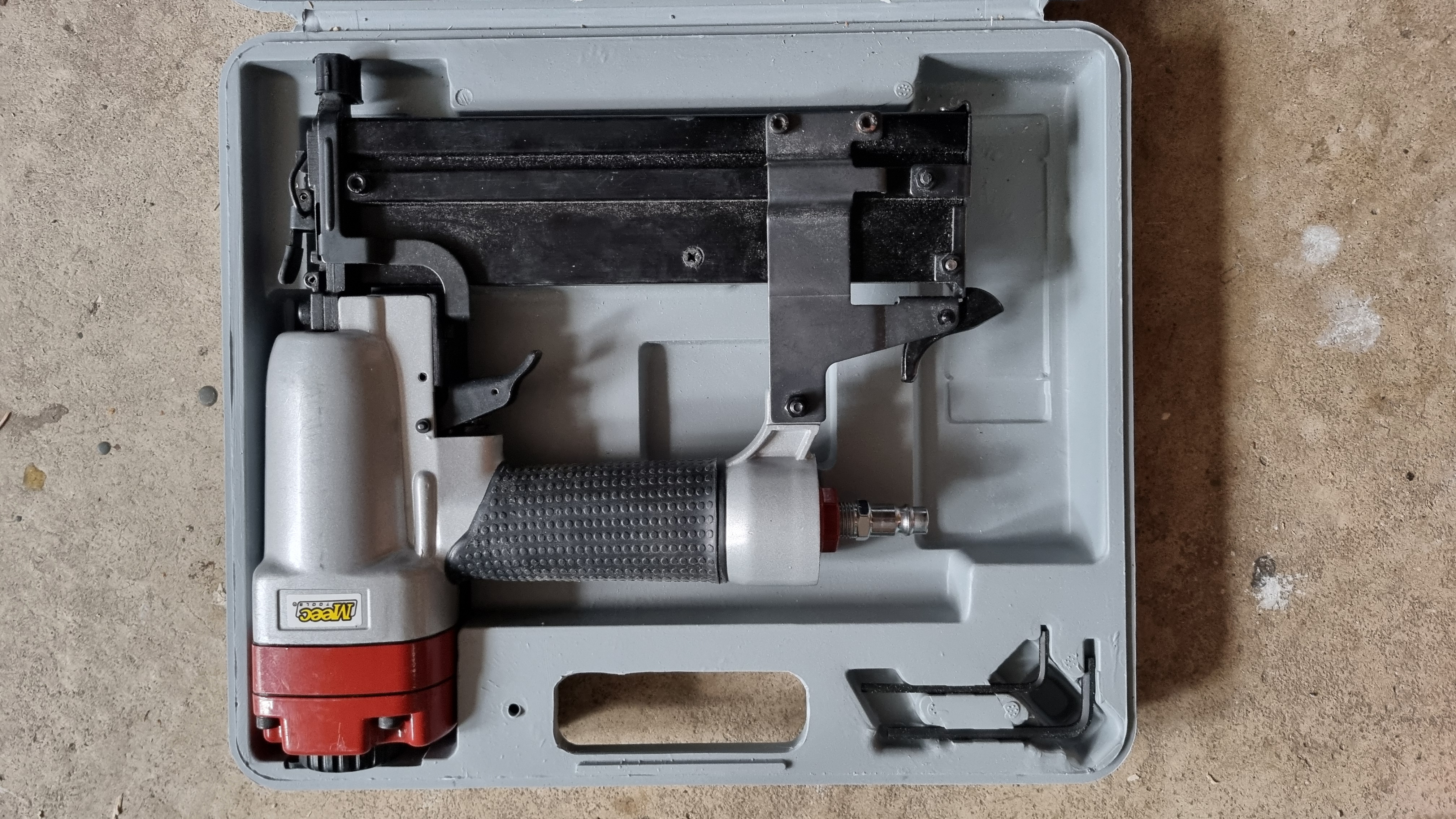 Spik och klammerpistol. perfekt för lister