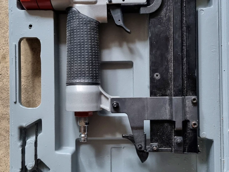 Spik och klammerpistol. perfekt för lister