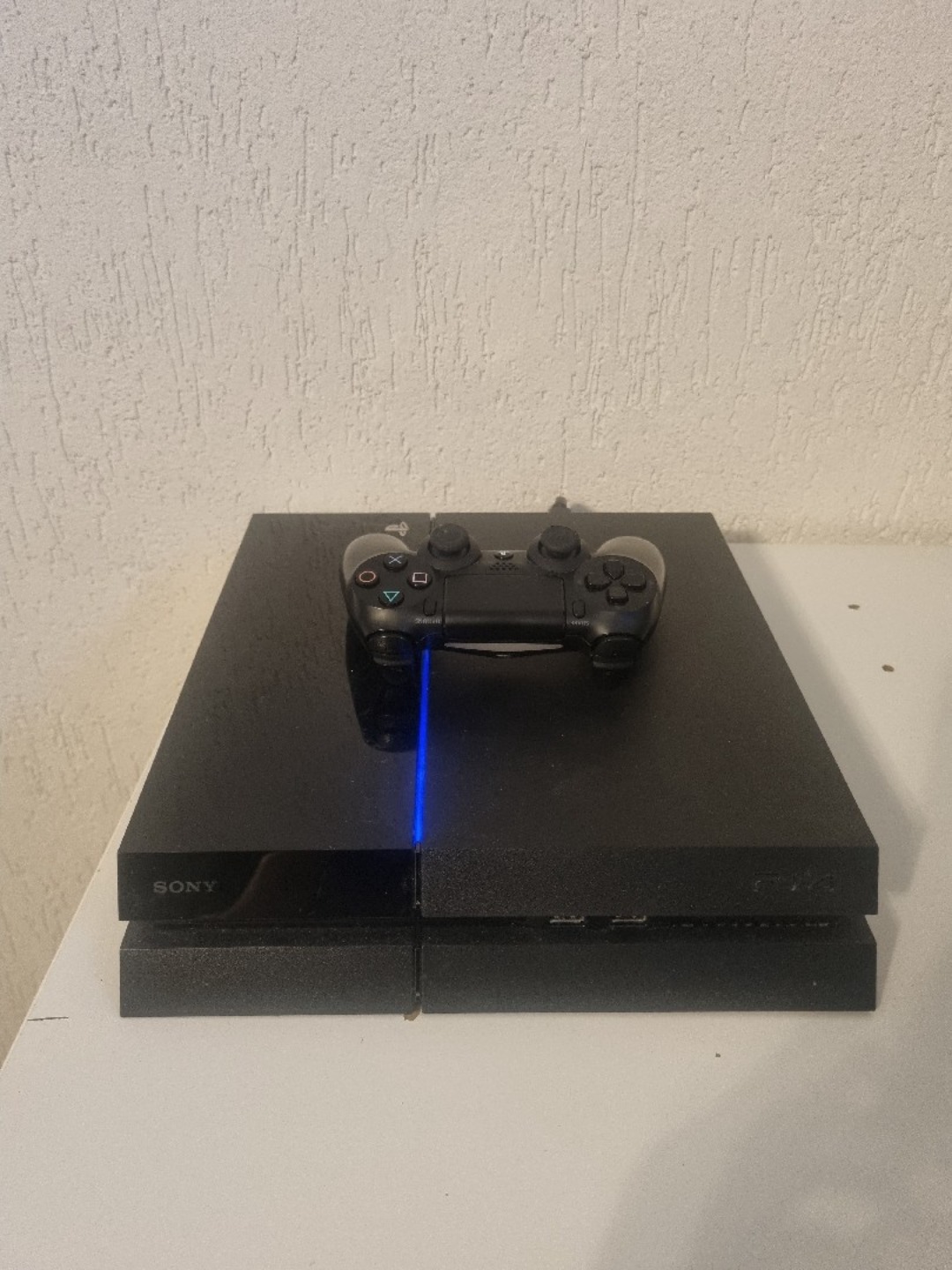 Hyr Playstation 4 500gb av Amir A i Helsingborg Centrum för 40 - 50 kr/dag