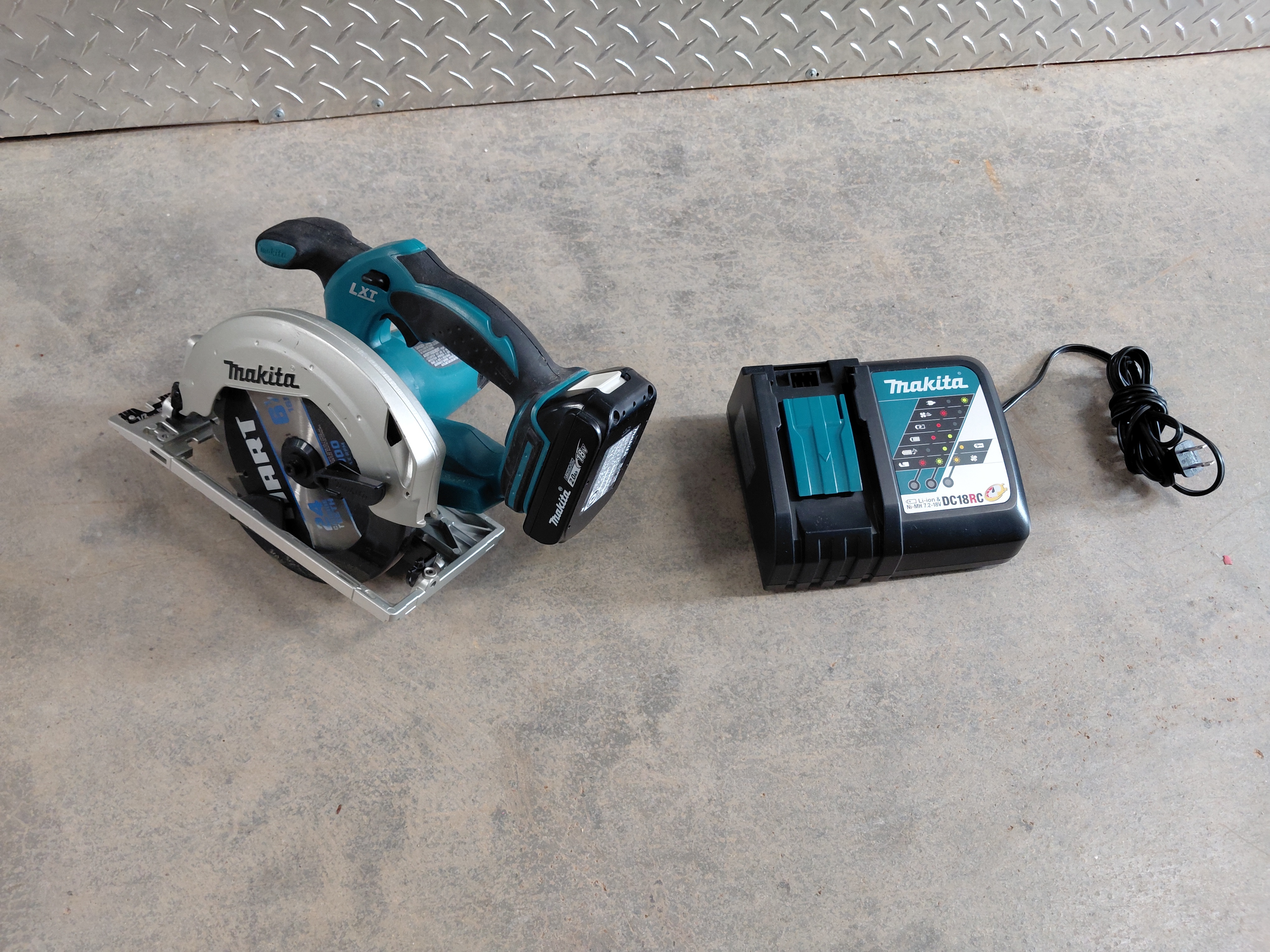 Cordless circular saw – batteries, charger & case included