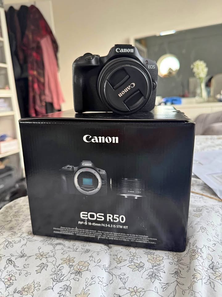 Canon r50 mirrorless camera + kit lens