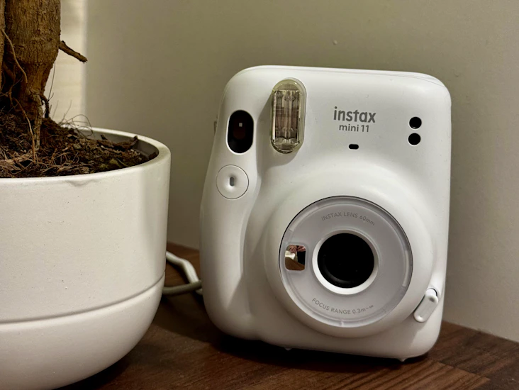 Fujifilm instax mini 11 -kamera häihin, juhliin, reissuun