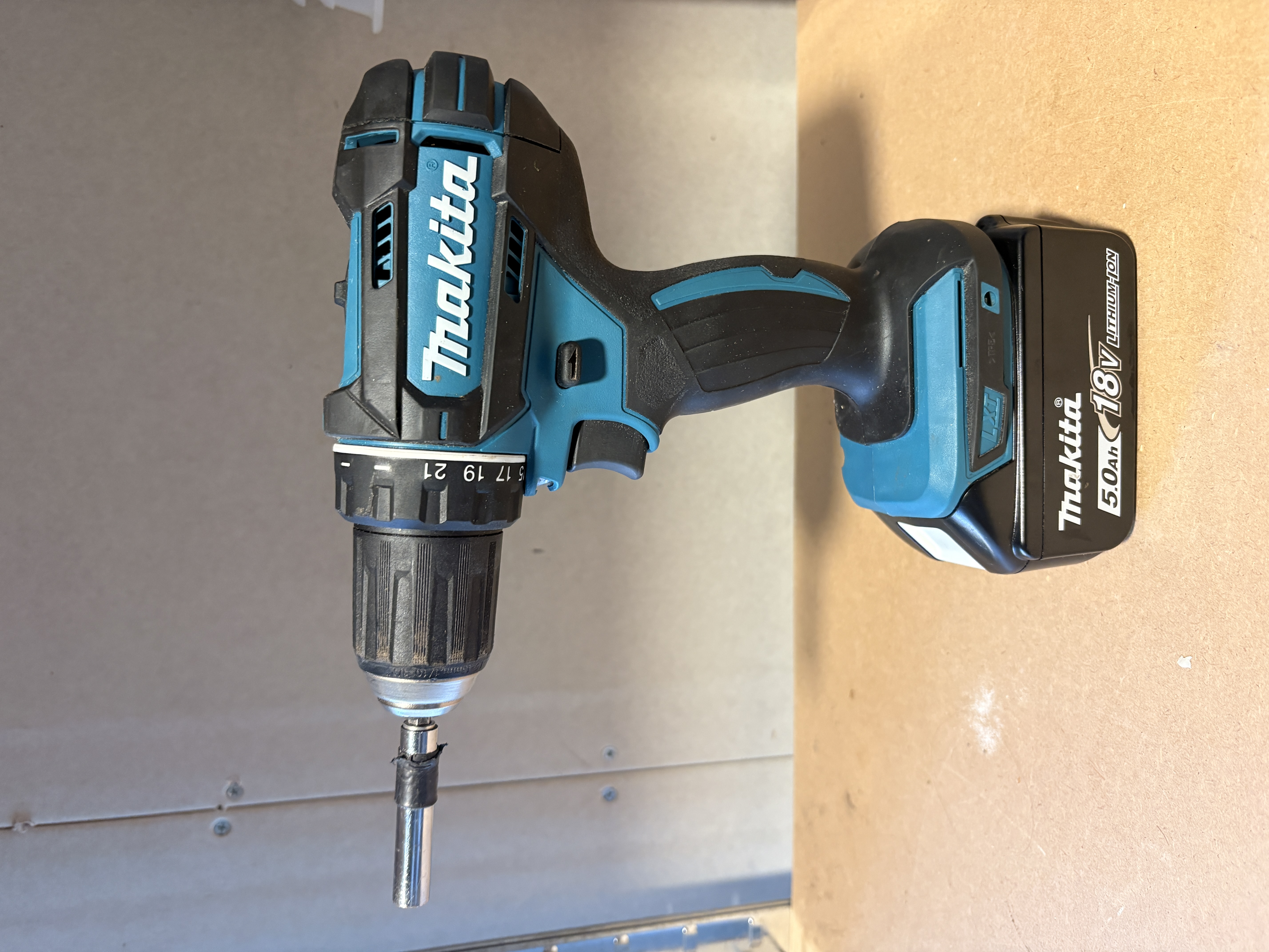 Skrumaskin med batteri og lader 