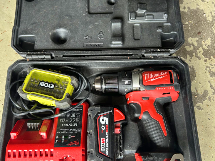 Milwaukee iskevä ruuvinväännin ja porakone