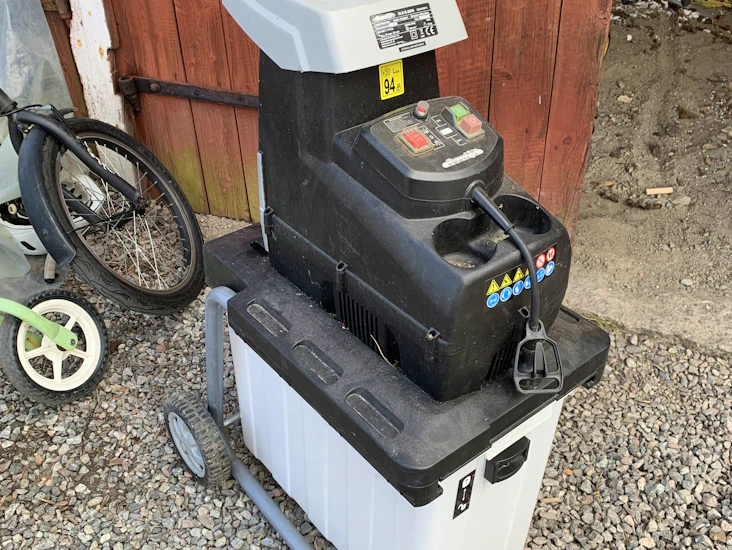 Kompostkvarn med uppsamlare kraftig