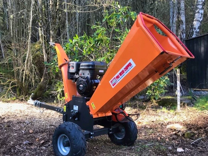 Kraftfull flismaskin 14 hk (inkl. släp)