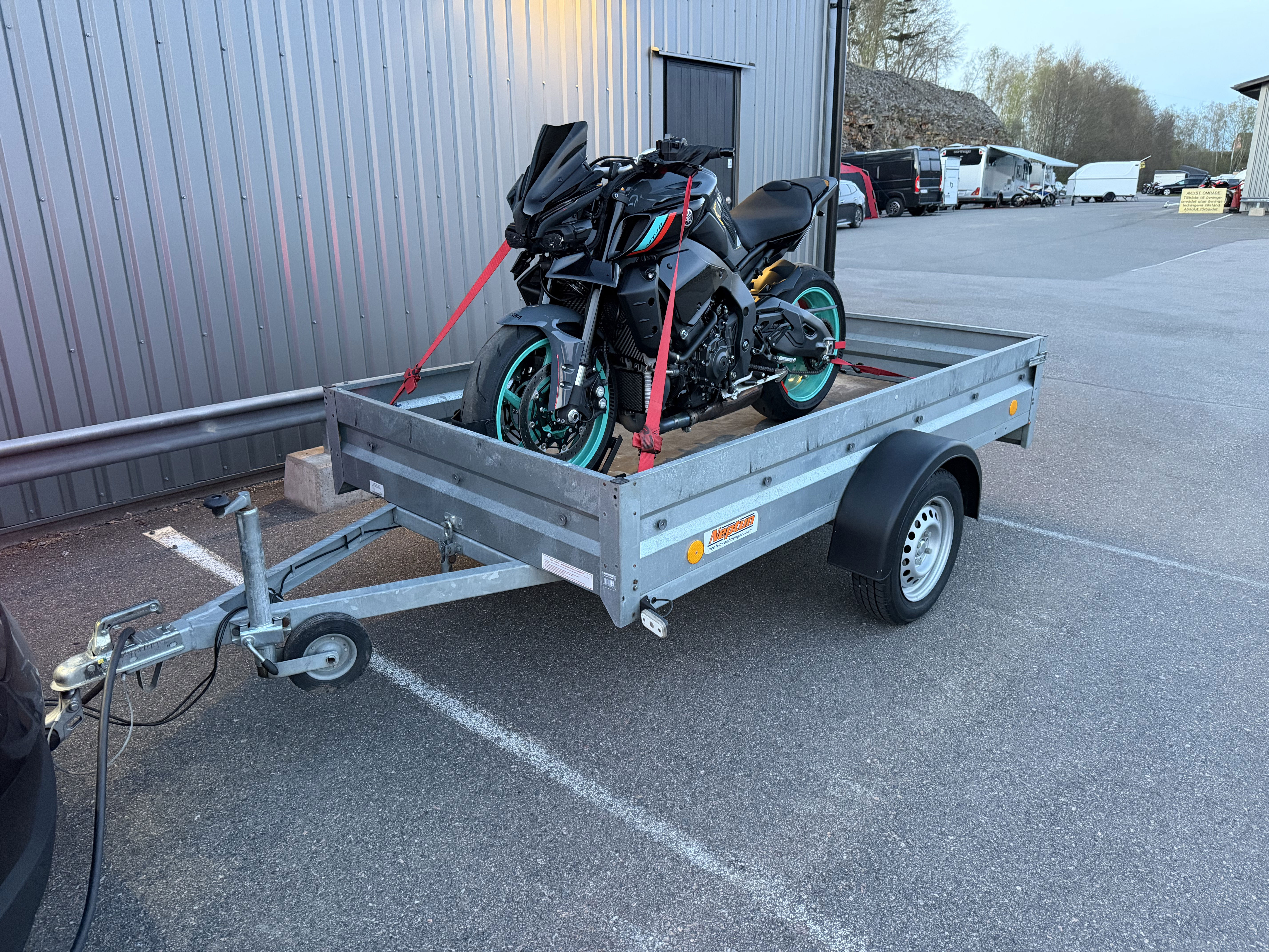 Mc-släp med ramp & framhjulsstöd – neptun 550 kg