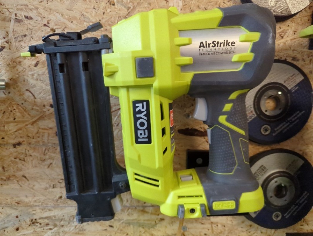 Ryobi batteridrevet spikerpistol / dykkert