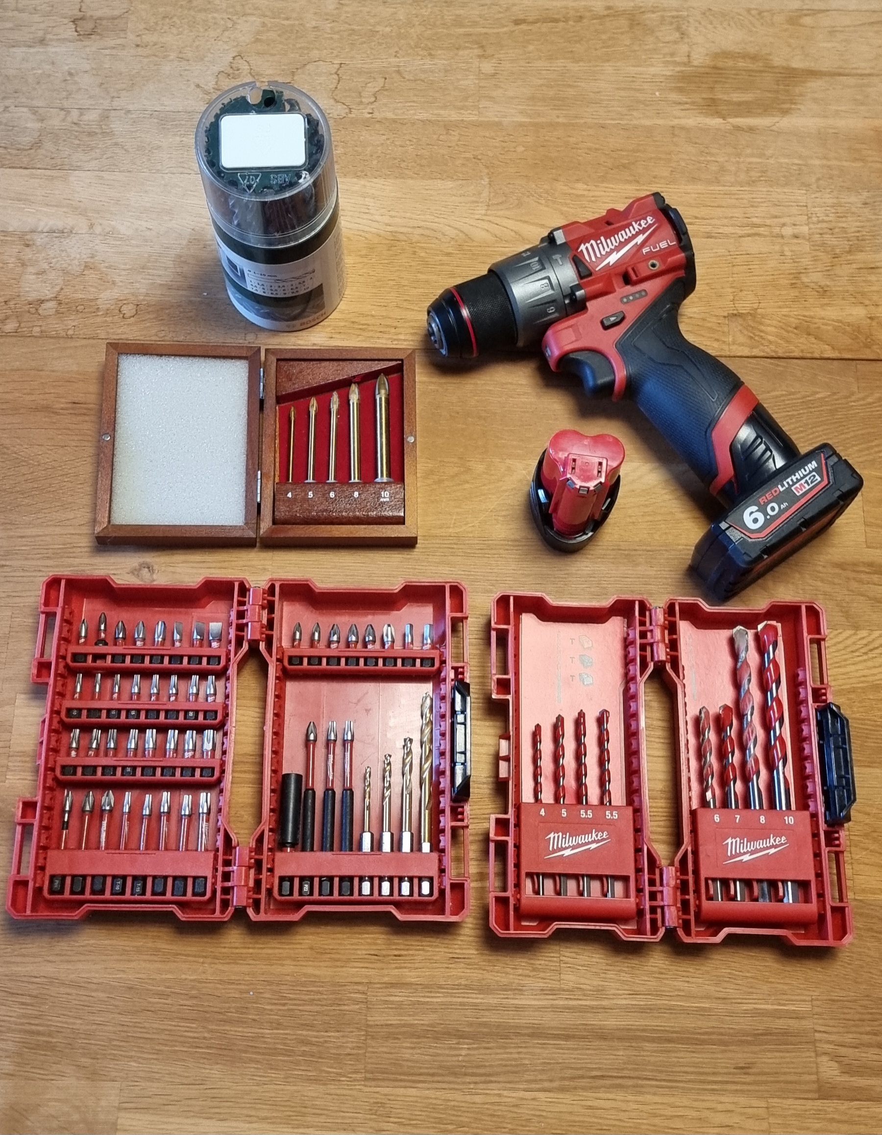 Milwaukee borrskruvdragare med tillbehör