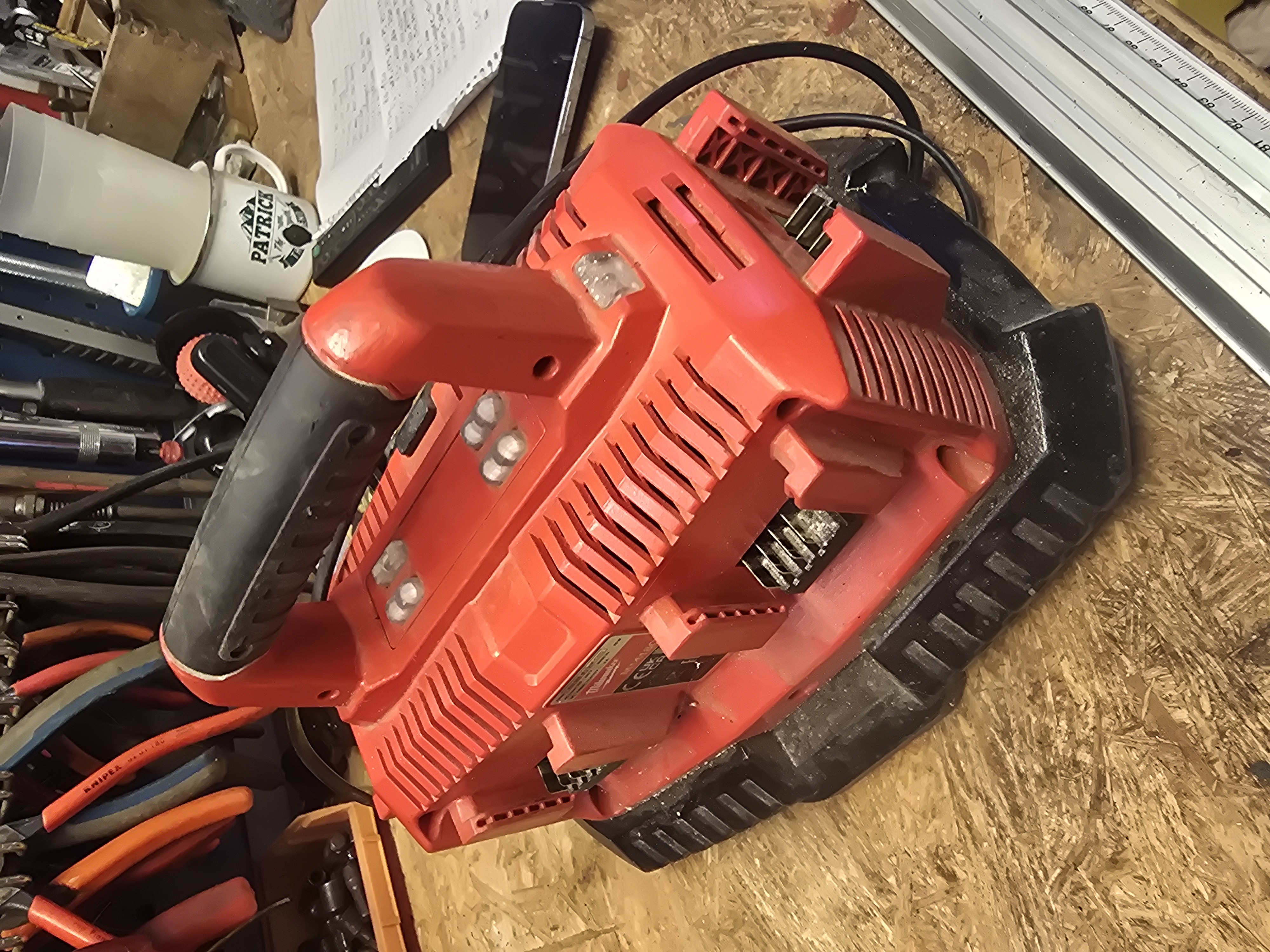 Milwaukee m1418c6 multiladdare upp till 6st batterier 14-18v