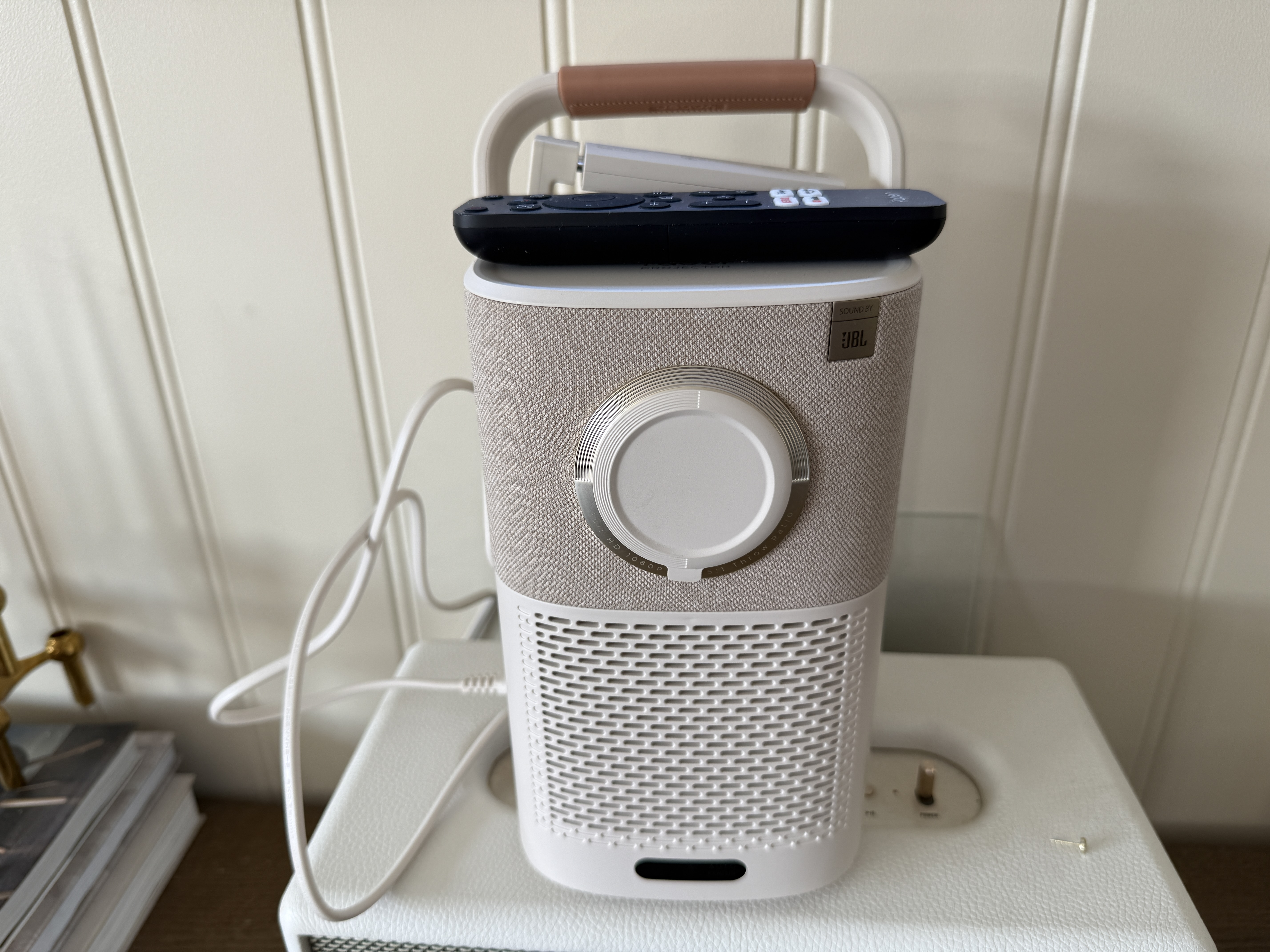 Flyttbar kino! projektor med rå jbl-lyd og smart-tv