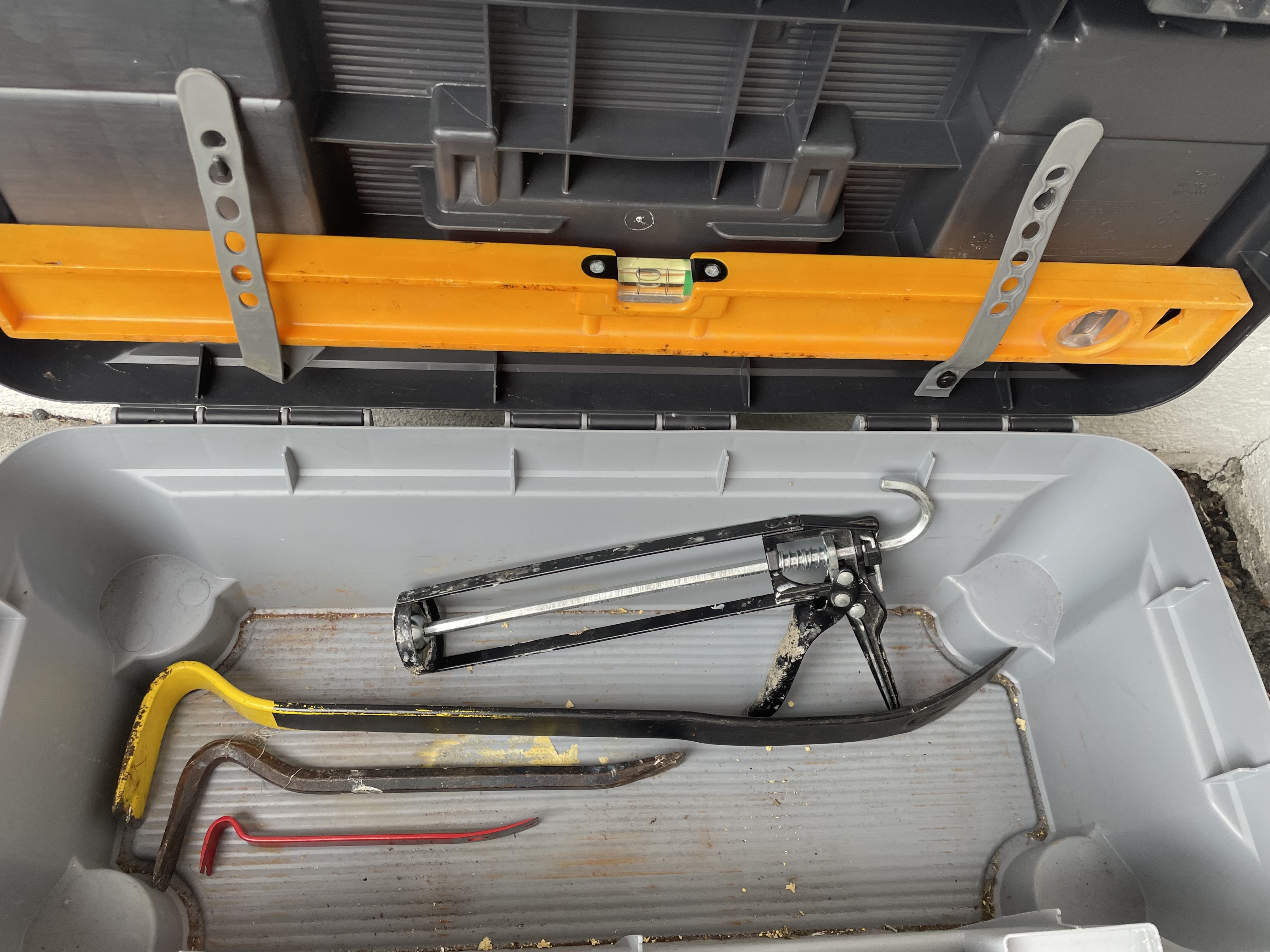 Verktøykasse med mye utstyr. 