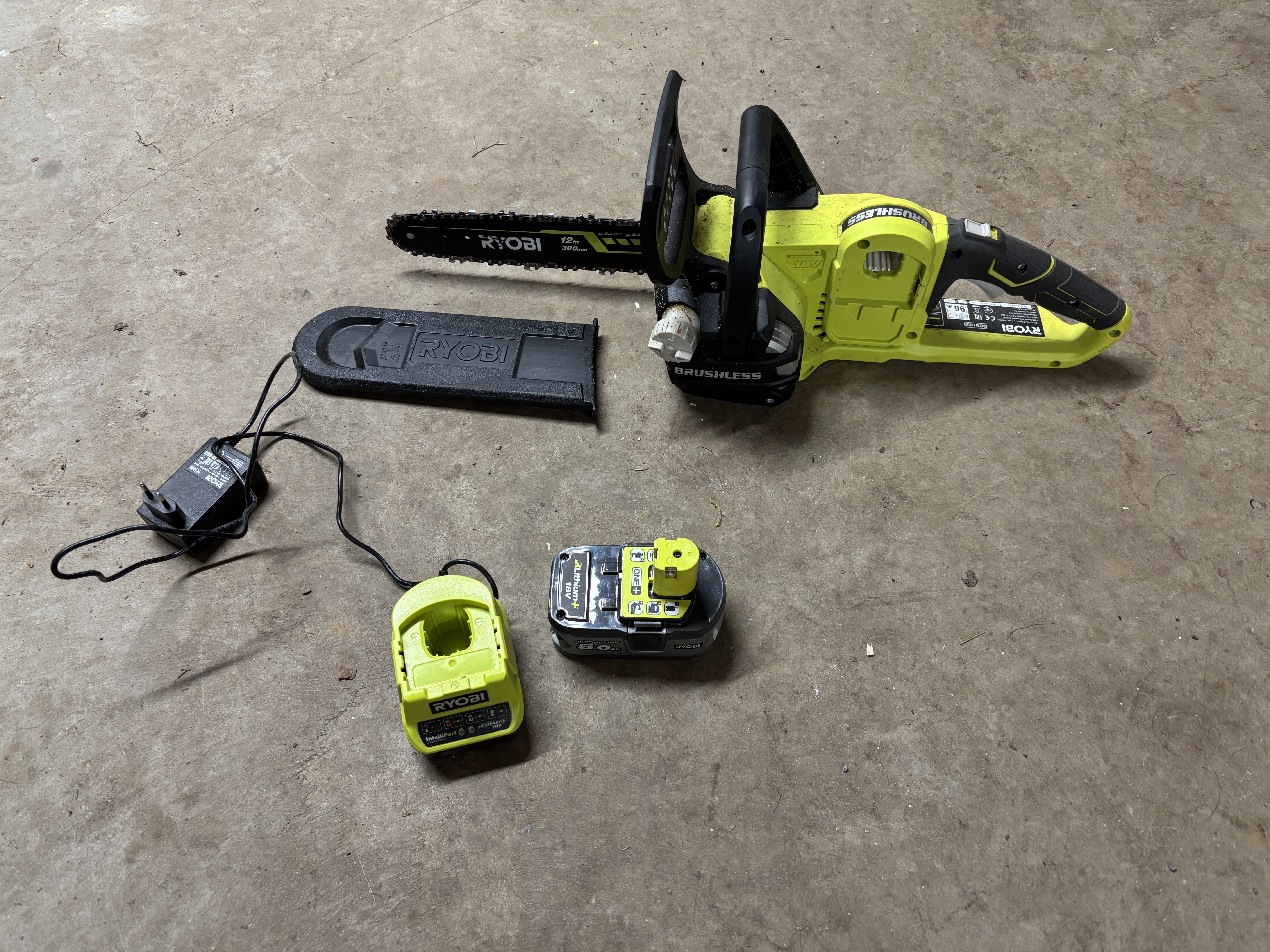 Batteridriven motorsåg / kedjesåg