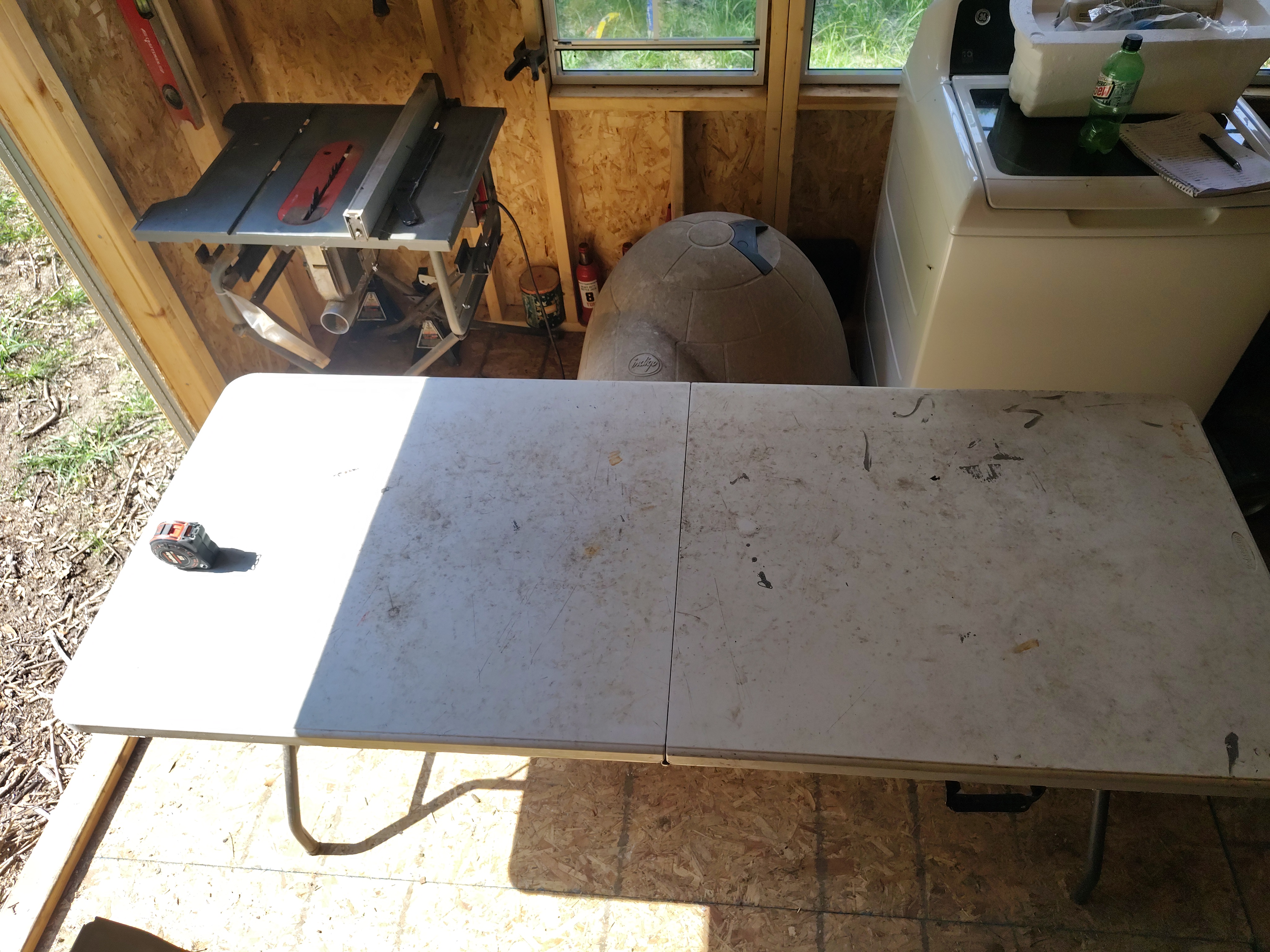 Folding table