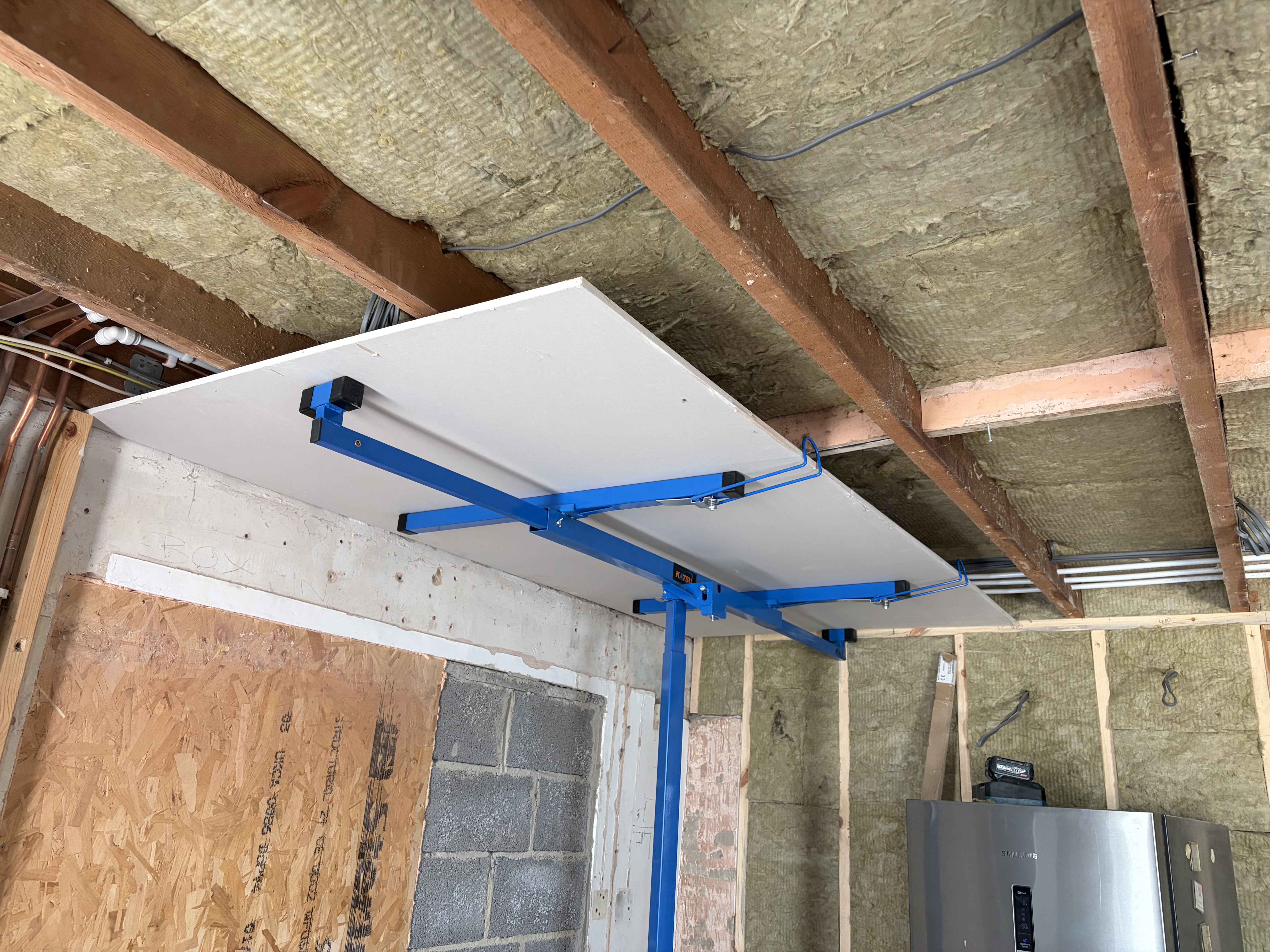 Plasterboard ceiling lift