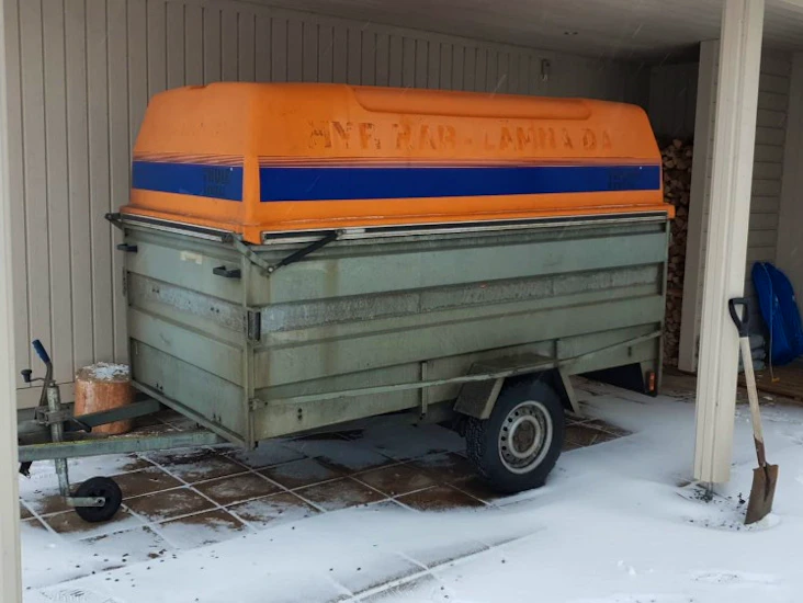 Släpkärra med skåp, bromsat