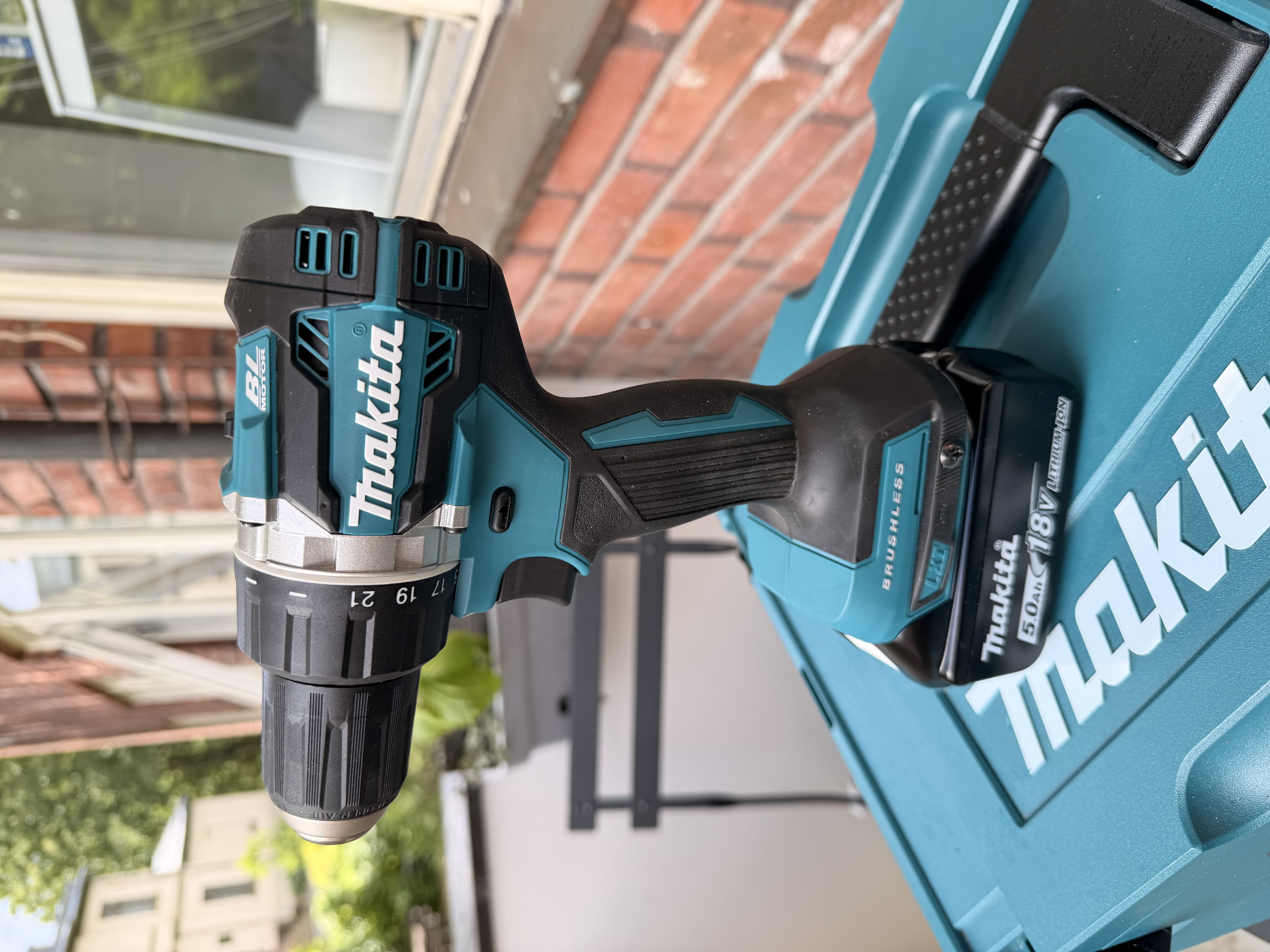 Makita 18v drill/skrutrekker med batteri og hurtiglader