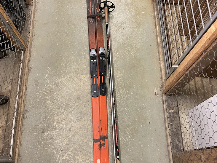 Vallningsfria turskidor åsnes med stavar, pjäxor, bindning