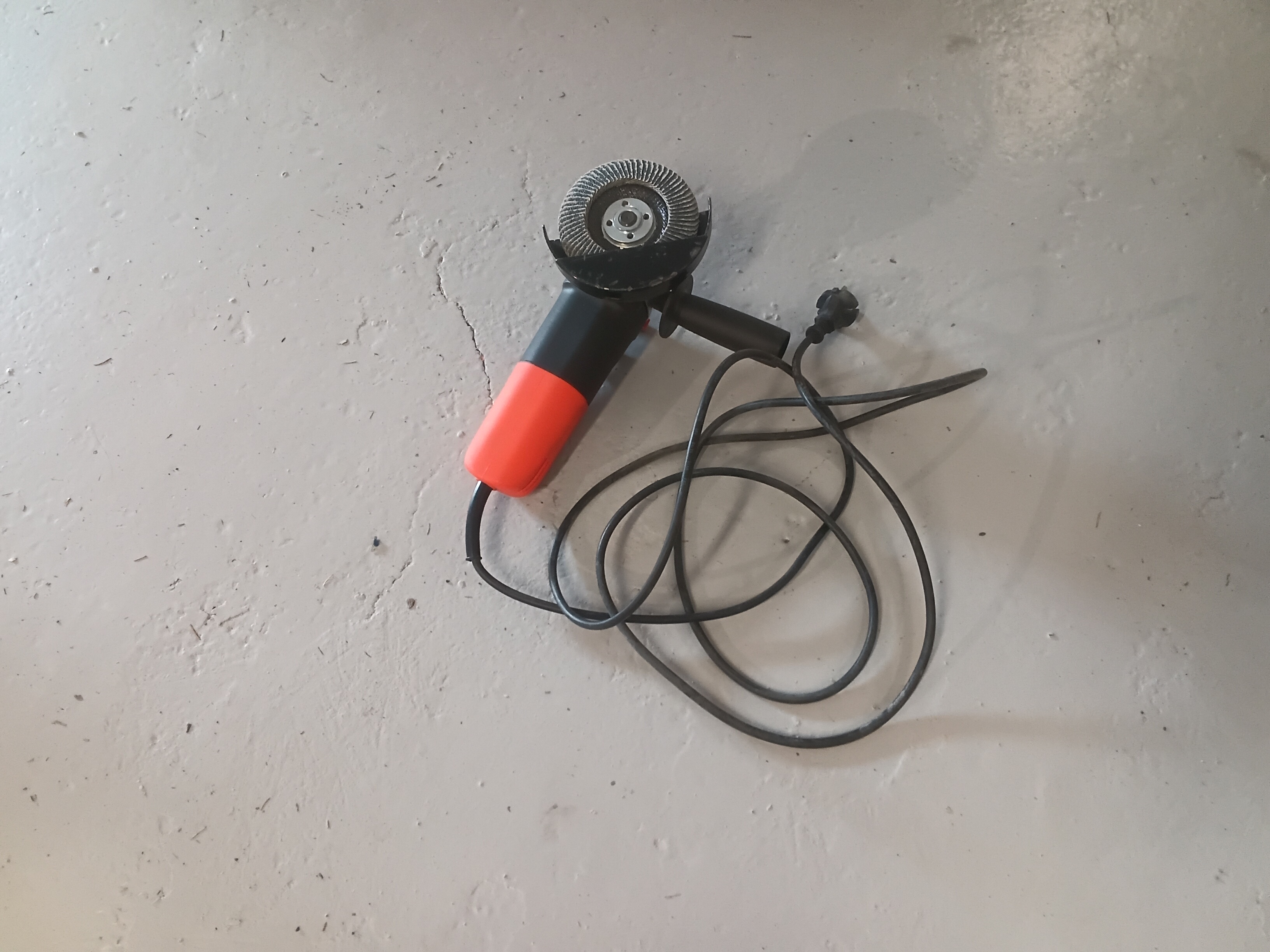 Elektrisk vinkelsliper med stålbørste leies ut