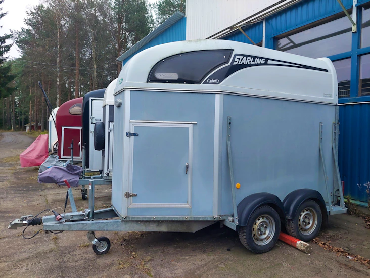 1,5 hevosen traileri