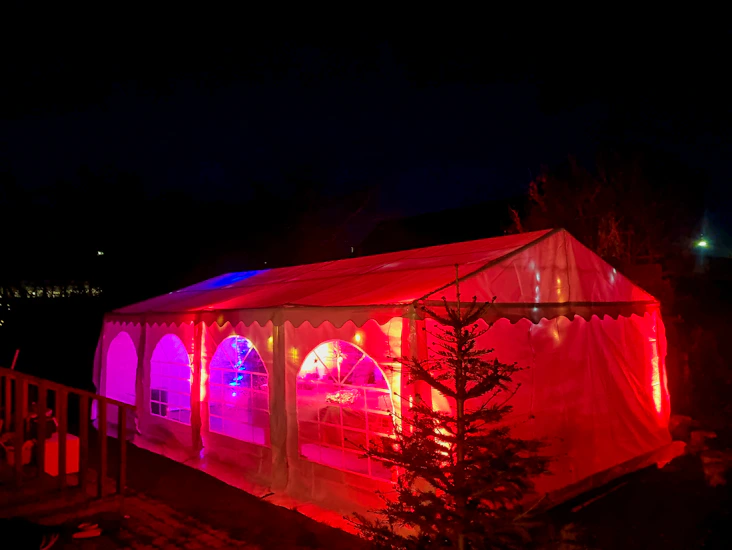 Partytelt 5x8 m2 med trægulv.