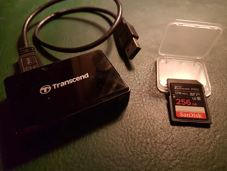 Minneskort sandisk 256 gb + minneskortläsare