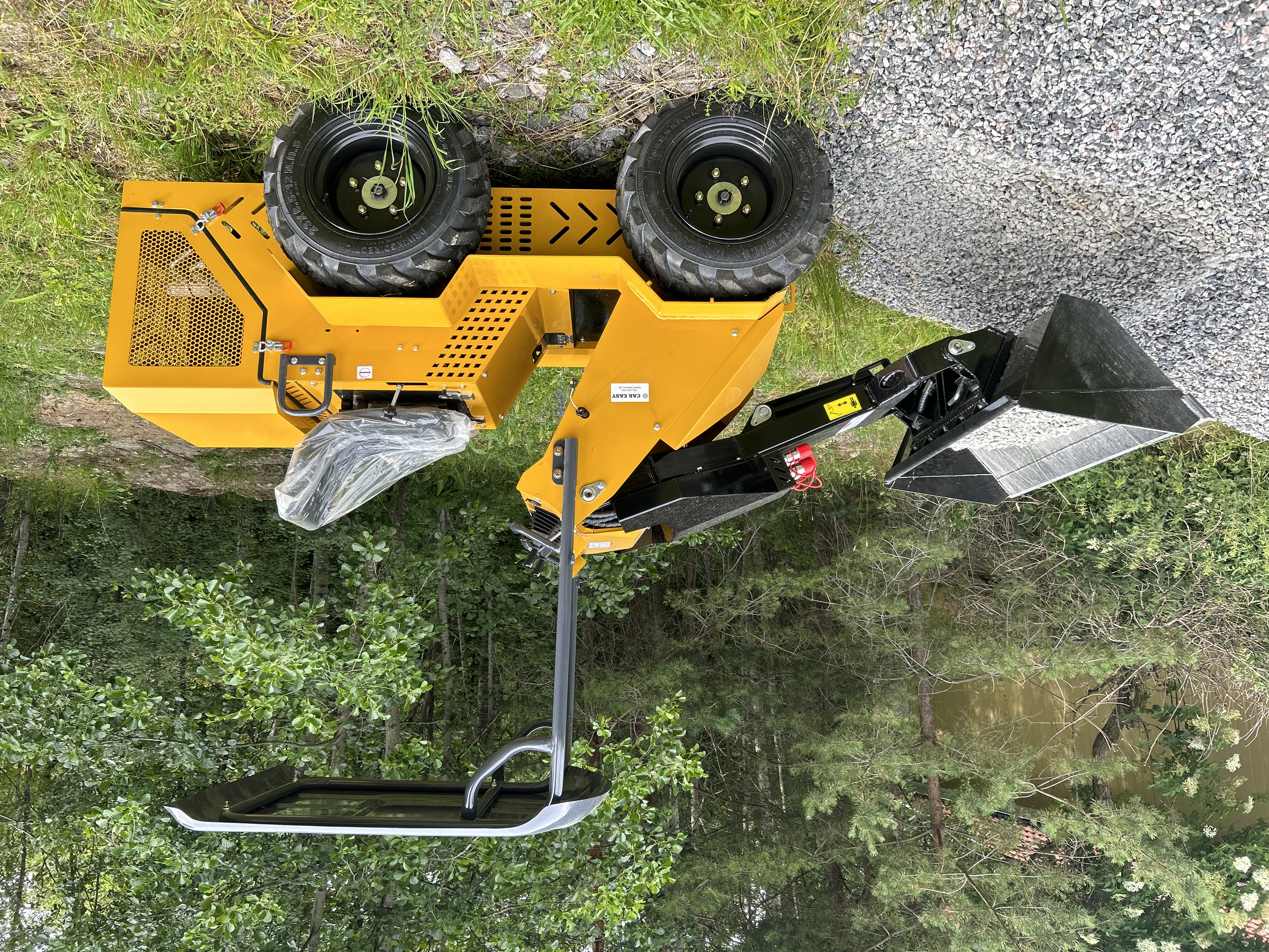 Kompaktlastare skid steer med sits arbetsvikt 900kg frakt ordnas