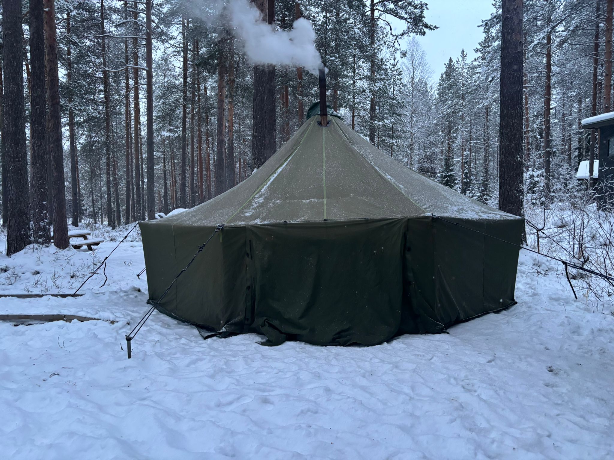 Puolijoukkueteltta ja kamina 