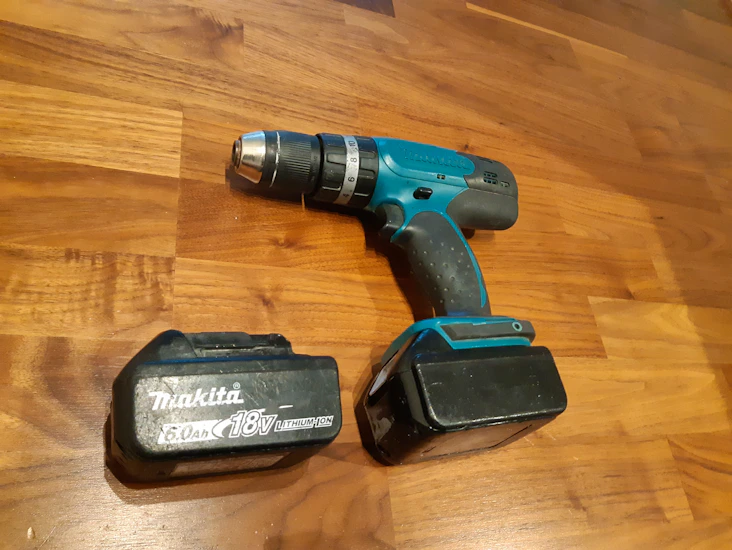 Borrmaskin med slagborr funktion batteri