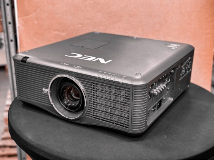 Projektor nec 7000 lumen