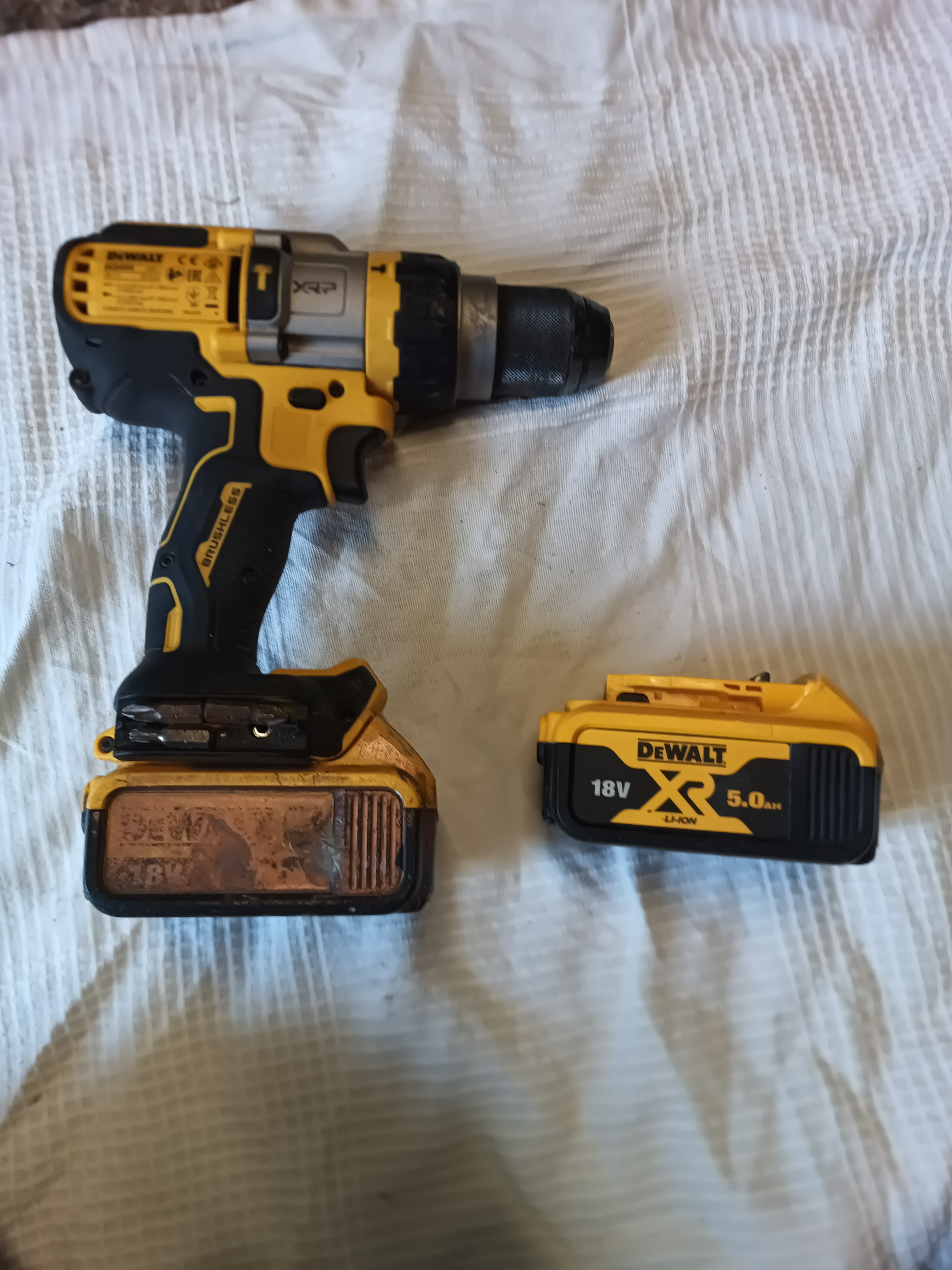 Kraftfull skruvdragare med knack. batteri
