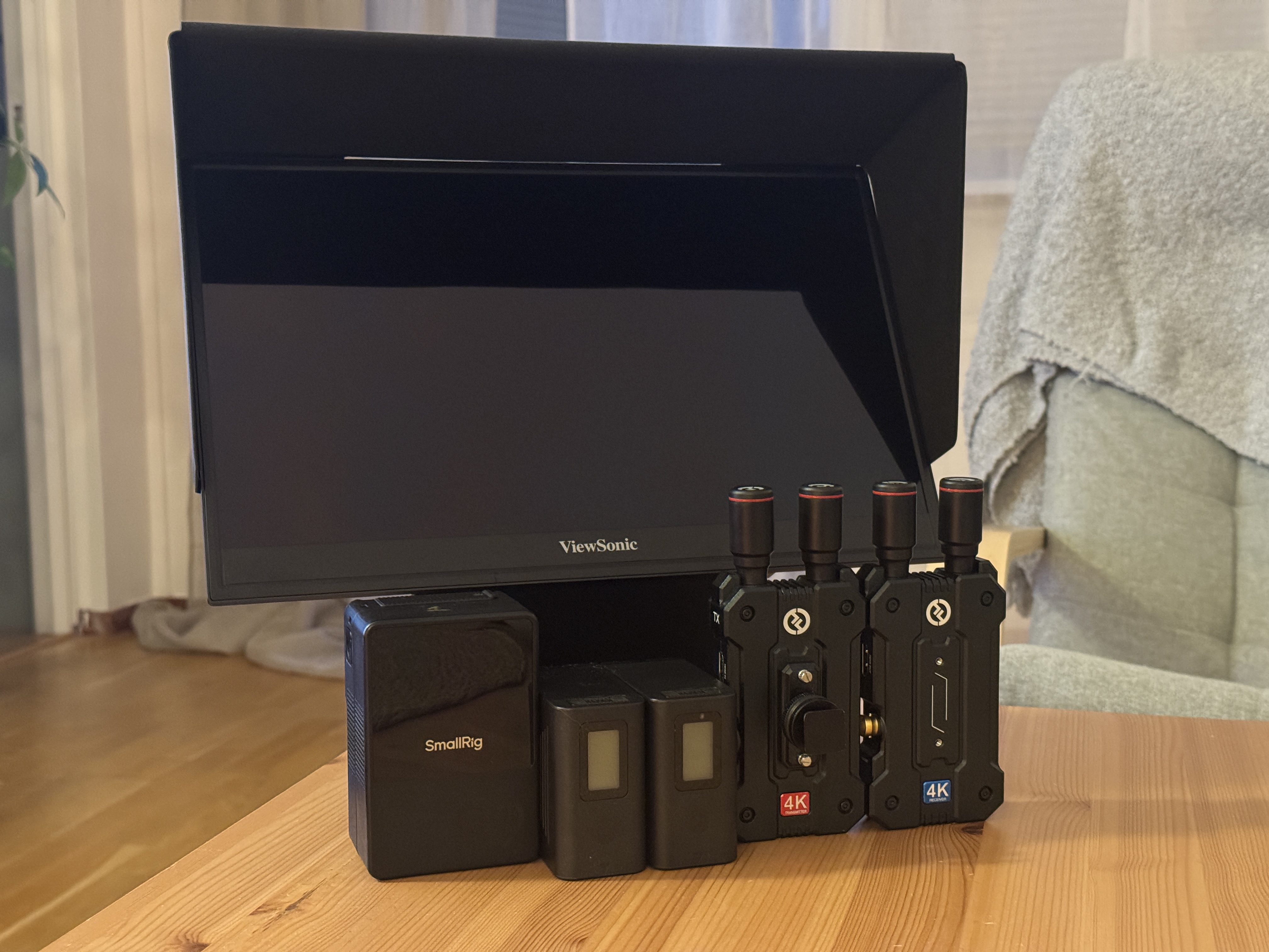 Hollyland mars 4k and viewsonic vp16-oled 15.6" 1080p portable oled screen
