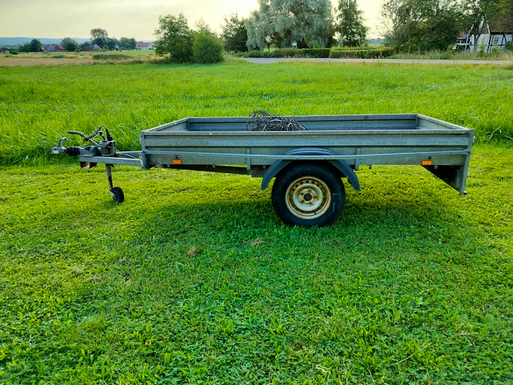 Bromsat släp 750 kg med lastnät & adapter