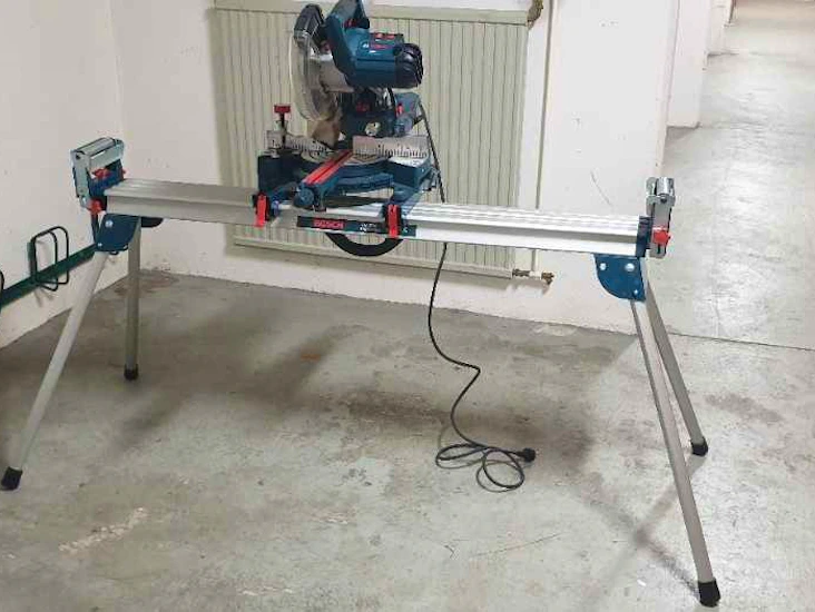 Bosch kap- & gersåg med stativ