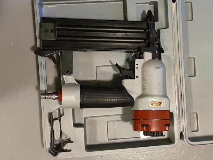 Tryckluftsdriven spikpistol