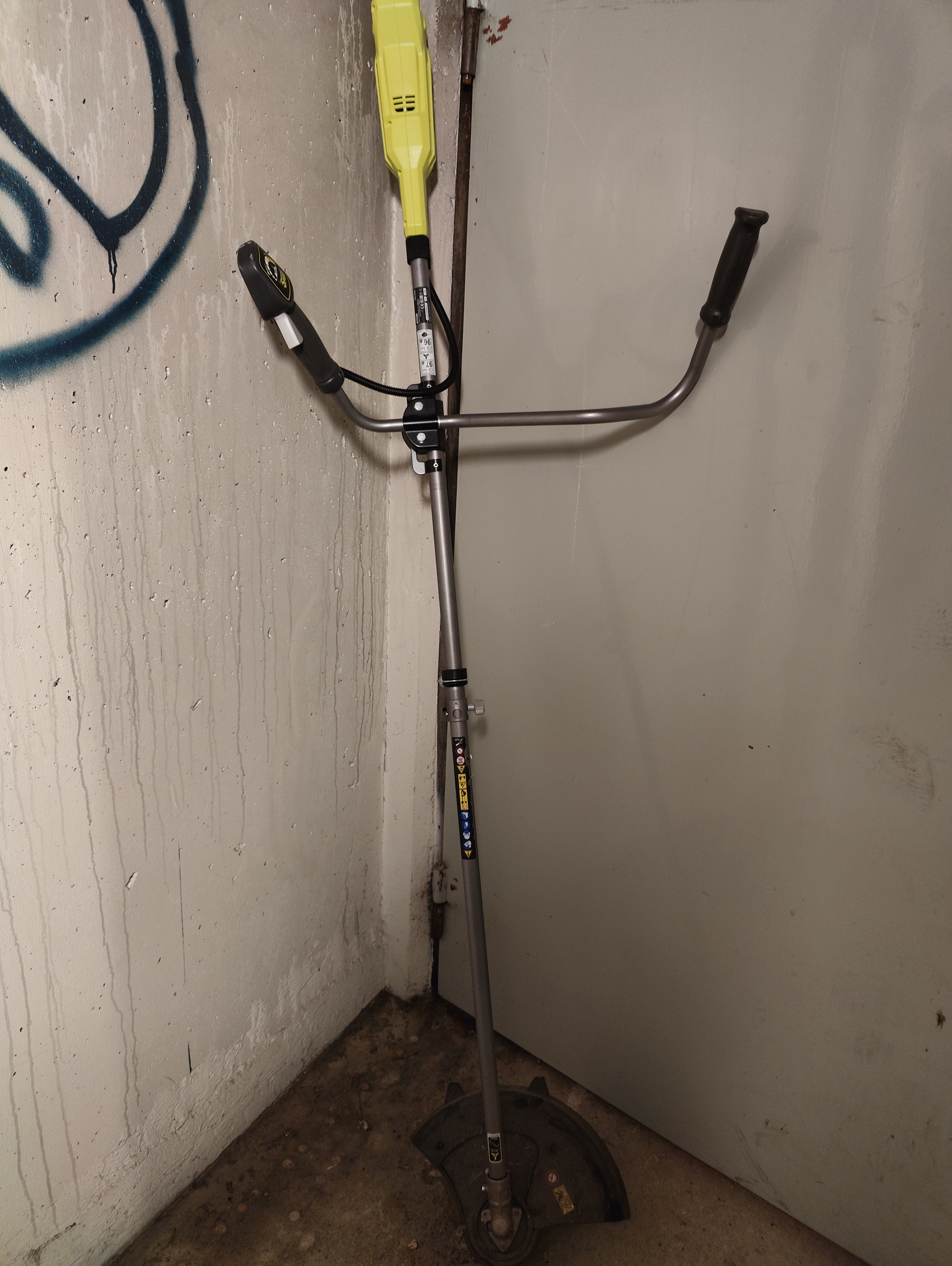 Ryobi obc1820b 18v grass trimmer + 2 12.0 batteries 