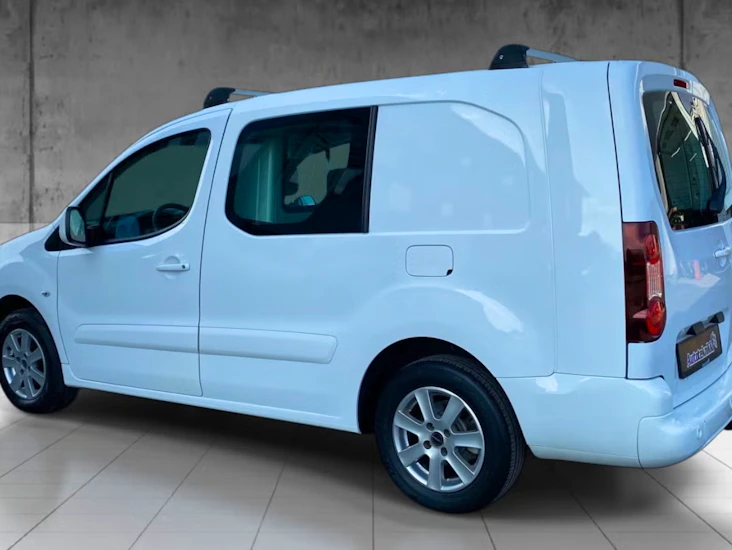 Praktisk og lettkjørt varebil(lang versjon) med piggdekk