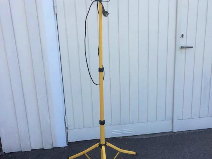 Arbetslampa på höj- och sänkbart stativ.