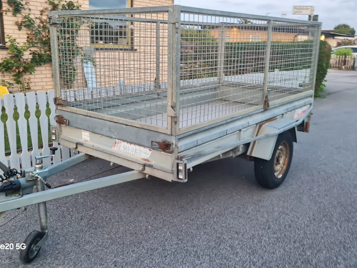 Uthyres: bromsat gallersläp – 770 kg lastvikt